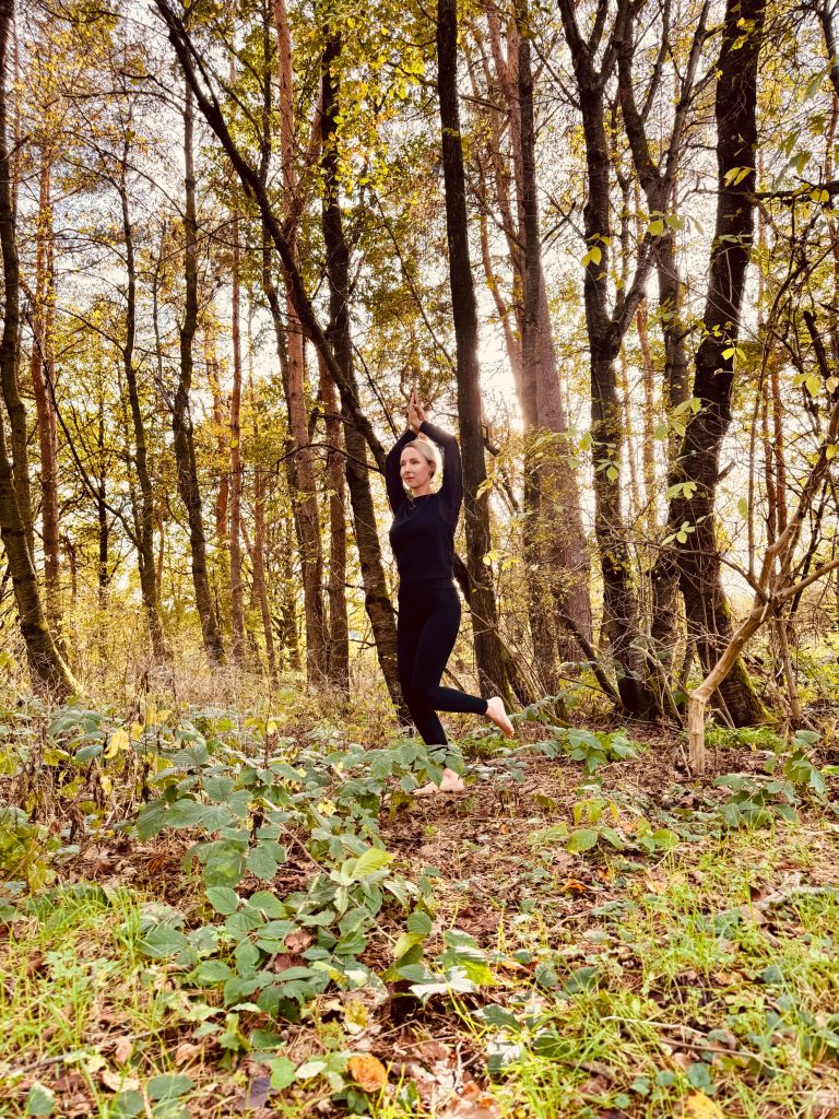 ISTOJA-Bewegung im herbstlichen Wald